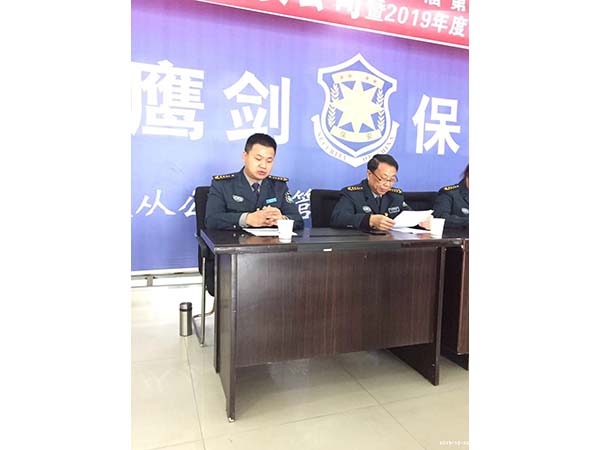 新當選的工會委員、公司副總經(jīng)理李丹在主席臺上